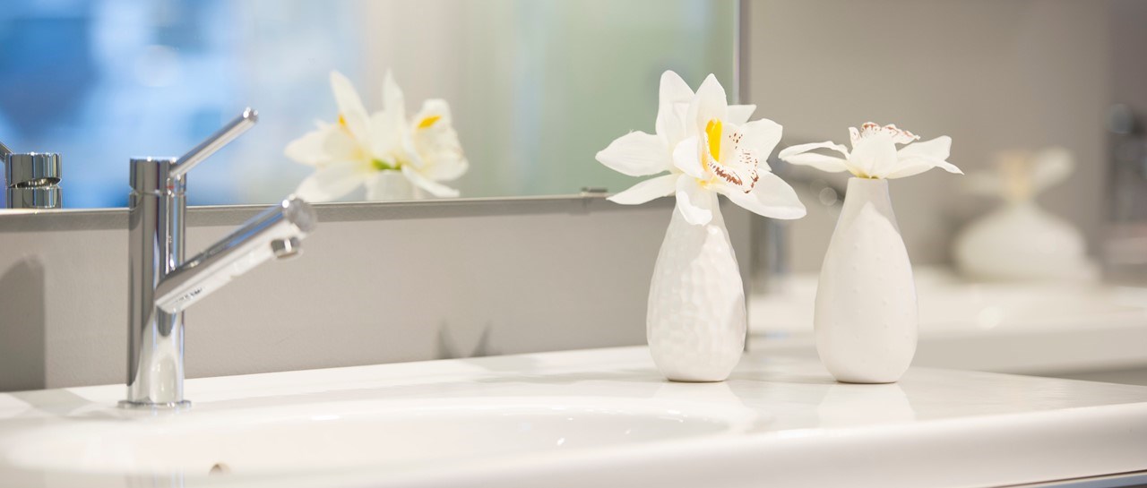 Lyst bad med hvite blomster