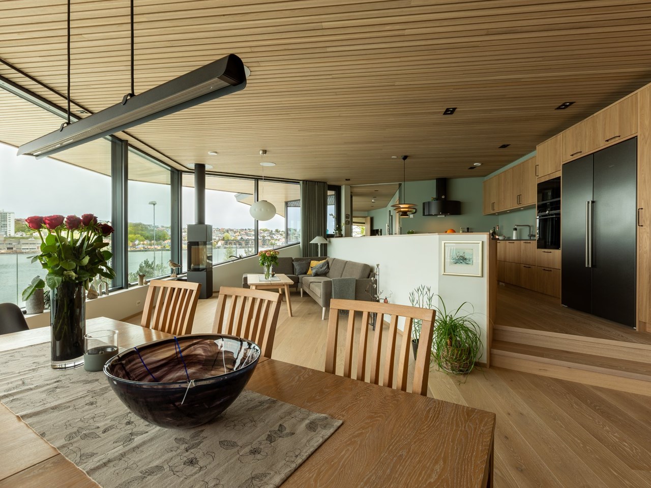Lekkert kjøkken i en av prosjektets tre boliger. Foto : Bjergabygg AS.